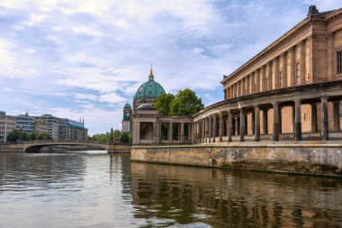 Nehrin yanında duran Berlin binaları suya yansıyor. Berlin seti..