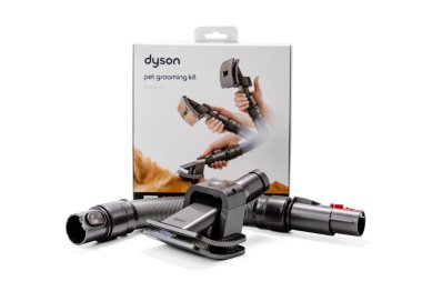 Almanya 31 Temmuz 2024. Dyson Hayvan Bakımı seti. Beyaz arkaplanda izole edilmiş elektrik süpürgesi adaptörüyle köpek tımar eklentisi.