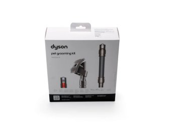 Almanya 31 Temmuz 2024. Dyson Hayvan Bakımı seti. Beyaz arkaplanda izole edilmiş elektrik süpürgesi adaptörüyle köpek tımar eklentisi.