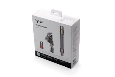 Almanya 31 Temmuz 2024. Dyson Hayvan Bakımı seti. Beyaz arkaplanda izole edilmiş elektrik süpürgesi adaptörüyle köpek tımar eklentisi.