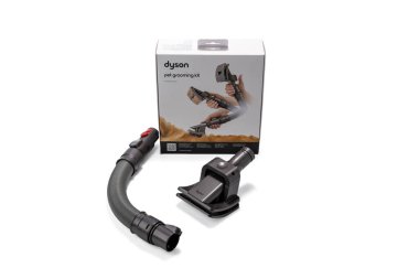 Almanya 31 Temmuz 2024. Dyson Hayvan Bakımı seti. Beyaz arkaplanda izole edilmiş elektrik süpürgesi adaptörüyle köpek tımar eklentisi.