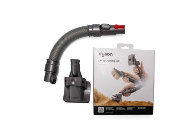 Almanya 31 Temmuz 2024. Dyson Hayvan Bakımı seti. Beyaz arkaplanda izole edilmiş elektrik süpürgesi adaptörüyle köpek tımar eklentisi.