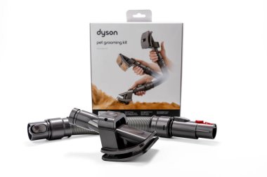 Almanya 31 Temmuz 2024. Dyson Hayvan Bakımı seti. Beyaz arkaplanda izole edilmiş elektrik süpürgesi adaptörüyle köpek tımar eklentisi.