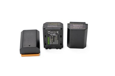 Almanya 1 Ağustos 2024. Yedek batarya NP-FZ100 beyaz arka planda izole edildi. Beyaz pili değiştir.