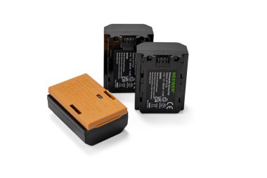 Almanya 1 Ağustos 2024. Yedek batarya NP-FZ100 beyaz arka planda izole edildi. Beyaz pili değiştir.