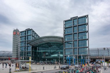Berlin Almanya 26 Temmuz 2024. Berlin ana istasyonunun görüntüsü. Ana istasyonun cam binası..