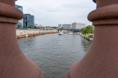 Berlin, Almanya, 26 Temmuz 2024. Turistli yolcu gemileri Spree Nehri boyunca yol alıyor. Turist su yolu.