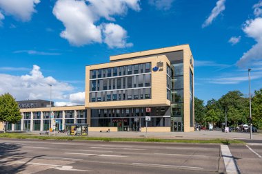 Almanya 5 Ağustos 2024. Berlin 'deki Klinikum Unfallkrankenhaus Berlin binası. Hastane binasına yakın çekim..