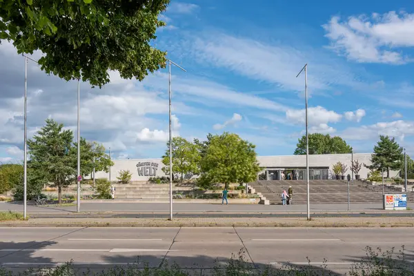 Almanya 5 Ağustos 2024. Bulutlu mavi gökyüzüne karşı Garten der Welt parkının ana girişi. Berlin 'e park et.