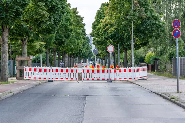Yol, yol çalışmaları sırasında bir inşaat çiti ve trafik ışıkları tarafından kapatıldı. Şehirdeki yollar çalışıyor..