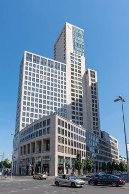 Almanya 7 Ağustos 2024. Berlin 'in en işlek caddesi, şehrin yüksek binalarının yanında. Berlin 'deki en yüksek binalardan bazıları.