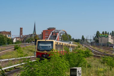 Almanya 7 Ağustos 2024. Yolcu treni istasyona gidiyor. Berlin toplu taşımacılığı.