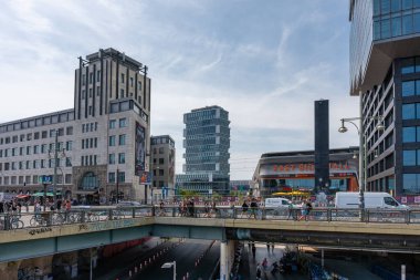 Almanya 7 Ağustos 2024. Birçok insanın yürüdüğü Warschauer Caddesi 'ndeki bina, köprü ve süpermarket. Berlin 'de bina.