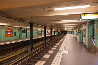 Almanya 7 Ağustos 2024. Eski metro istasyonu. Berlin toplu taşımacılığı. Yeraltı İstasyonu.