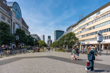 Almanya 7 Ağustos 2024. Berlin 'in Zooloji Bahçesi. Arka planda bir kilise görülebilir..