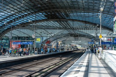 Almanya 7 Ağustos 2024. Berlin 'in ana tren istasyonu platformları yolcularla dolu. Cam ana tren istasyonu..