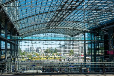 Almanya 7 Ağustos 2024. Berlin 'in ana istasyonunun cam cephesinden şehrin görüntüsü. Berlin toplu taşımacılığı.