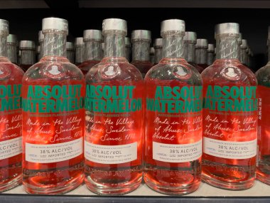 Bir sıra Absolut Karpuz Kurt Şişesi. Şişeler rafta dizildi..