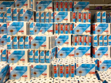 Süpermarkette kağıt havlu yığını. Mağazadaki kağıt havlular..