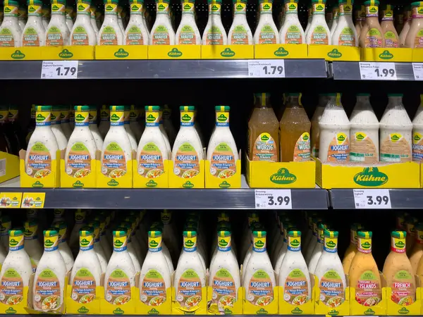 Salata soslu raflar. Rafta farklı çeşitler bulunan şişeler var..