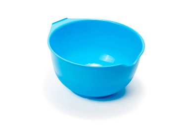 Beyaz arka planda izole edilmiş plastik bardağı ölçüyorum. Mutfak ölçü kabı mavi.