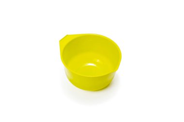 Beyaz arka planda izole edilmiş plastik bardağı ölçüyorum. Mutfak ölçü kabı sarısı.