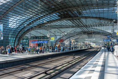 Almanya 7 Ağustos 2024. Berlin 'in ana tren istasyonu platformları yolcularla dolu. Cam ana tren istasyonu..