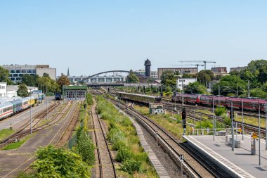 Almanya 7 Ağustos 2024. Yolcu trenlerinin geçtiği istasyonlar arasında raylar var. Berlin 'in demiryolu rayları.