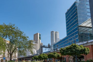 Almanya 7 Ağustos 2024. Zooloji Bahçesi bölgesinde büyük, yüksek binalar var. Dükkanlar, oteller ve Berlin 'in yüksek binaları.