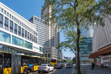 Almanya 7 Ağustos 2024. Zooloji Bahçesi bölgesinde büyük, yüksek binalar var. Dükkanlar, oteller ve Berlin 'in yüksek binaları.