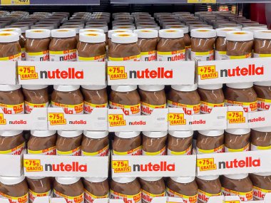 Almanya 12 Ağustos 2024. Sergide bir kavanoz dolusu Nutella var. Kavanozlar beyaz ve kahverengi. Fiyatı kavanoz başına Nutella..