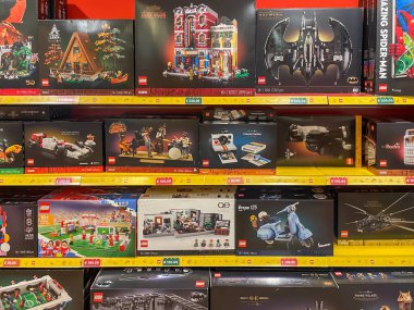 Almanya 12 Ağustos 2024. Bir raf dolusu lego seti, Batman seti de dahil. Lego setleri kutularda gösterilir ve renklerine göre düzenlenir