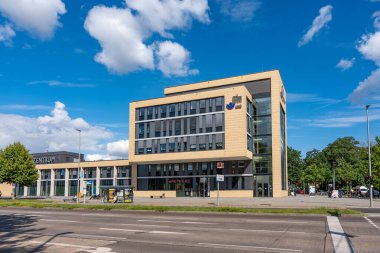 Almanya 5 Ağustos 2024. Berlin 'deki Klinikum Unfallkrankenhaus Berlin binası. Hastane binasına yakın çekim..