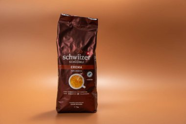 Almanya 14 Ağustos 2024. Schweizer markasından bir paket kahve. Çanta kahverengi ve beyaz etiketli.