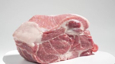 Taze domuz eti beyaz arka planda döner.