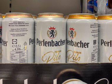 Almanya 23 Ağustos 2024. Perlenbacher Premium Pilsen konserveleri. Kutular bir rafa dizilmişti.