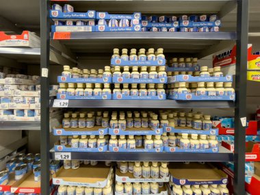 Almanya 31 Ağustos 2024. Sütlü kahve etiketli bir sıra.