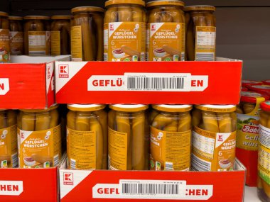 Almanya 31 Ağustos 2024. Süpermarketteki rafta kümes hayvanları sosisi kavanozları var. Cam kavanoz dolusu sosis..