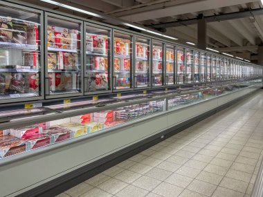 Almanya 31 Ağustos 2024. Yiyecek koridorları ve dondurucu bölümü olan büyük bir süpermarket. Dondurucu bölümü dondurma ve diğer donmuş yiyeceklerle dolu.