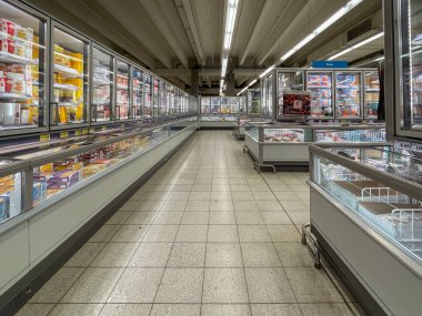 Almanya 31 Ağustos 2024. Buzdolabı ve rafları donmuş gıdalarla dolu büyük bir süpermarket. Dükkan boş, ışıklar açık..