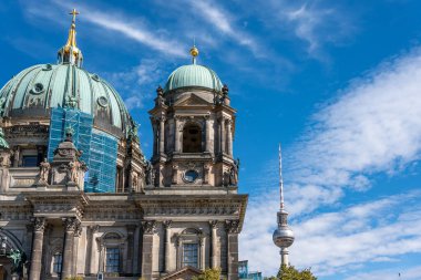 Berlin Katedrali, arkasında Berlin TV Kulesi olan mavi gökyüzüne karşı. Berlin Katedrali 'ne yakın çekim.