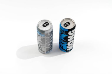 20 Eylül 2024 'te Almanya' da iki kutu Kong sodası yan yana sergilendi. Biri mavi ve diğeri gümüş. Beyaz arkaplanda kong güçlü enerji içeceği.