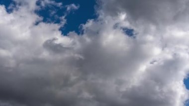 Siyah bulutların zamanı geldi. Gökyüzü bulutlu ve gri. Bulutlar alçak ve ağır, ve gökyüzü mavi. Sahne kasvetli ve kasvetli.