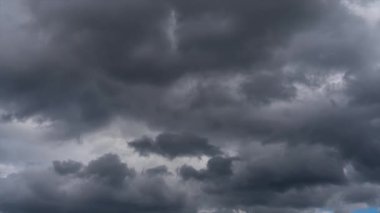 Siyah bulutların zamanı geldi. Gökyüzü karanlık ve bulutlu, önsezi hissiyle. Bulutlar kalın ve ağır, ve atmosfer gergin.