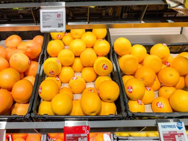 Almanya 28 Eylül 2024. Bir mağazada üç kutu portakal sergileniyor. Portakallar olgunlaştı ve yenmeye hazır.