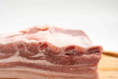Beyaz ve kırmızı renkli bir et parçası. Et ince dilimlere ayrılır. Görüntü ham ve doğal bir hissi var. Beyaz arka planda izole edilmiş domuz eti..