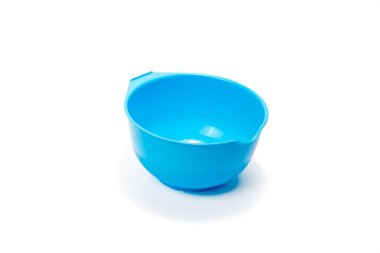 Beyaz arka planda izole edilmiş plastik bardağı ölçüyorum. Mutfak ölçü kabı mavi.