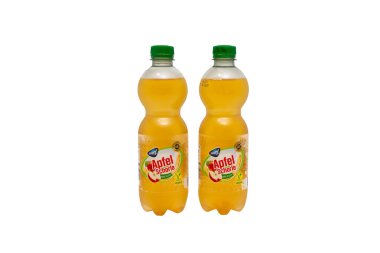 Almanya 31 Ekim 2024 İki şişe Apfel schorle. Şişeler yeşil ve sarı. Plastik şişede iç..