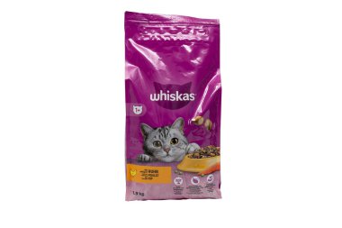 Almanya 31 Ekim 2024 üzerinde kedi resmi olan bir Whiskas kedi maması. Kedi uzanıyor ve çanta mor.