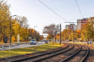 Almanya 3 Kasım 2024. Bir sonbahar şehrinin arka planına karşı tramvay için tren yolu. Tren rayları boş ve gökyüzü temiz.